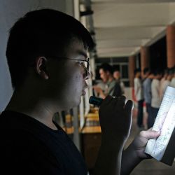 Esta foto muestra a un estudiante de secundaria leyendo un libro, antes de los exámenes anuales "Gaokao" o de acceso a la universidad en China, en Changzhou, en la provincia oriental china de Jiangsu. | Foto:AFP