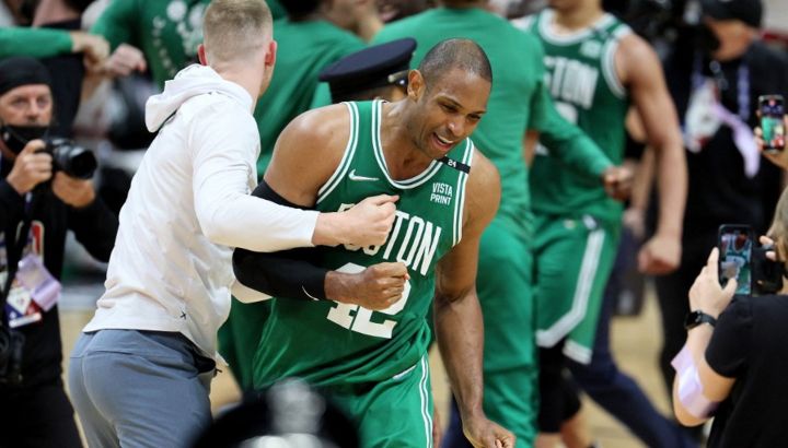 El dominicano Al Horford celebra el triunfo de Boston Celtics ante Miami Heat. 