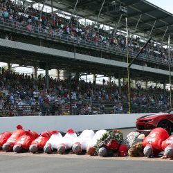 El sueco Marcus Ericsson, piloto del Honda #5 de Chip Ganassi Racing, y los miembros de su equipo besan los ladrillos tras ganar la 106ª edición de las 500 Millas de Indianápolis en Indianápolis, Indiana. | Foto:Jamie Squire/Getty Images/AFP 