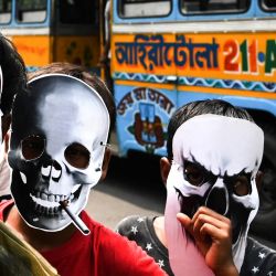 Escolares con mascarillas mientras participan en una concentración de concienciación contra el consumo de tabaco en el "Día Mundial sin Tabaco" en Calcuta, India. | Foto:DIBYANGSHU SARKAR / AFP