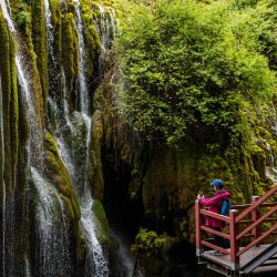 Imagen de un turista tomando fotografías de una cascada en el Parque Nacional Potatso, en Shangri-la, en la provincia de Yunnan, en el suroeste de China. | Foto:Xinhua/Cao Mengyao