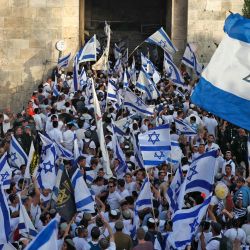 Manifestantes se reúnen con banderas israelíes en la Puerta de Damasco de la ciudad vieja de Jerusalén, durante la "marcha de las banderas" israelíes para celebrar el "Día de Jerusalén". | Foto:AHMAD GHARABLI / AFP