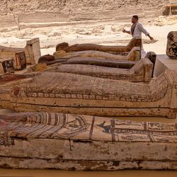 Los sarcófagos encontrados en un alijo que data del período tardío egipcio (alrededor del siglo V a.C.) se muestran tras su descubrimiento por una misión encabezada por el Consejo Supremo de Antigüedades de Egipto, en el cementerio de Bubastian en la necrópolis de Saqqara, al suroeste de la capital de Egipto. | Foto:KHALED DESOUKI / AFP