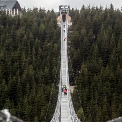 Turistas caminan por la pasarela colgante Sky Bridge 721, que se dice que es la más larga del mundo, en Dolni Morava, República Checa. | Foto:Michal Cizek / AFP
