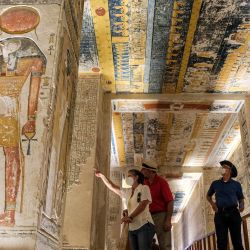 Visitantes recorren la KV9, la tumba de los faraones Ramsés V (1149-1145 a.C.) y Ramsés VI (1145-1137 a.C.), en el Valle de los Reyes, en la orilla occidental del río Nilo, frente a la ciudad de Luxor, en el sur de Egipto. | Foto:AMIR MAKAR / AFP