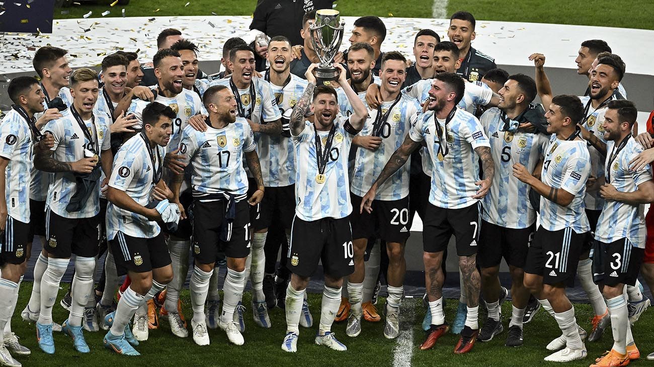  Los jugadores de la selección argentina festejan luego de derrotar a Italia en la Finalissima.