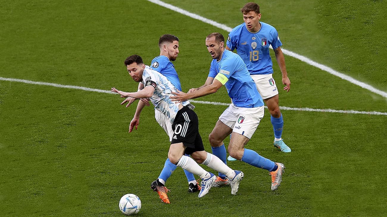  Los jugadores de la selección argentina festejan luego de derrotar a Italia en la Finalissima.