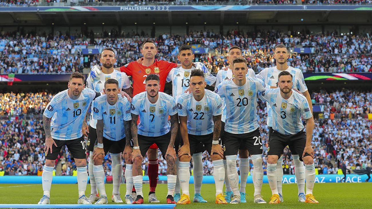  Los jugadores de la selección argentina festejan luego de derrotar a Italia en la Finalissima.