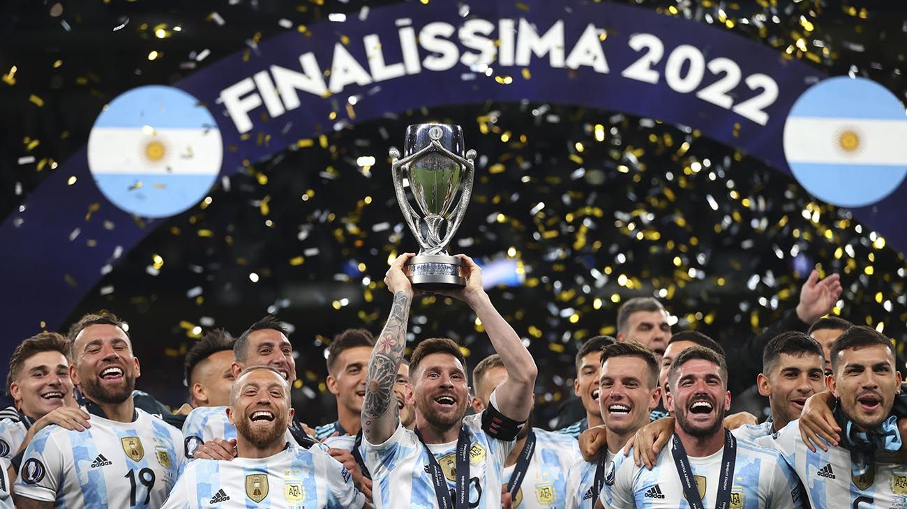  Los jugadores de la selección argentina festejan luego de derrotar a Italia en la Finalissima.