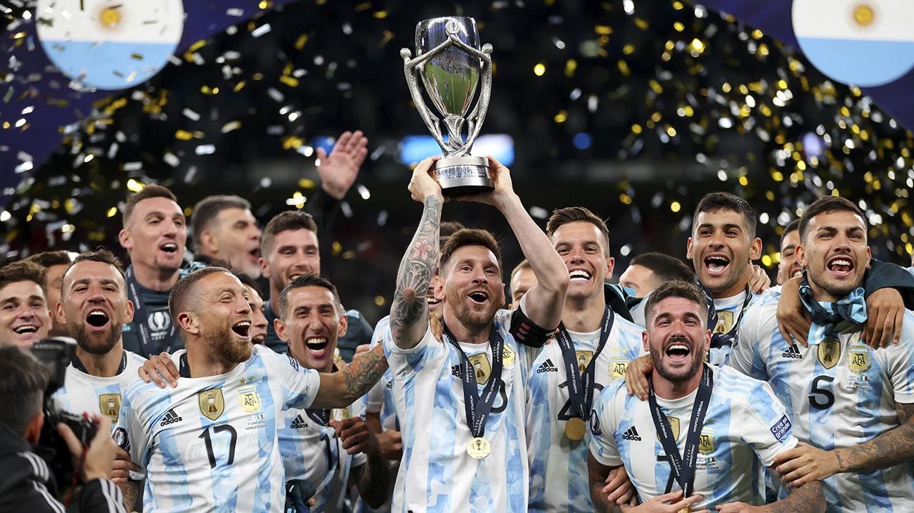  Los jugadores de la selección argentina festejan luego de derrotar a Italia en la Finalissima.