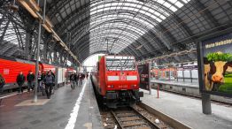 Trenes en la estación de Frankfurt Alemania 20220601