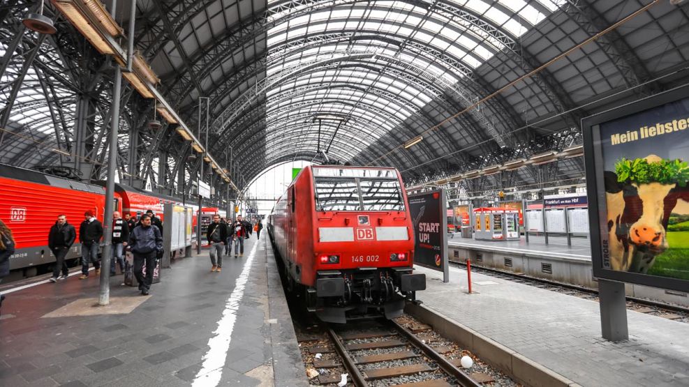 Trenes en la estación de Frankfurt Alemania 20220601