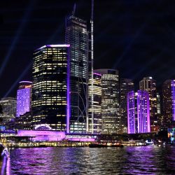 El distrito central de negocios se ilumina de color púrpura para conmemorar el jubileo de platino de la reina Isabel II de Gran Bretaña en Sídney, Australia. | Foto:SAEED KHAN / AFP