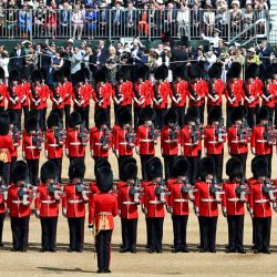 Los miembros de la Guardia de a pie de la División de la Casa participan en el desfile del cumpleaños de la Reina, el Trooping the Colour, como parte de las celebraciones del Jubileo de Platino de la Reina Isabel II, en Horseguards Parade en Londres. | Foto:Jeff Mitchell / varias fuentes / AFP