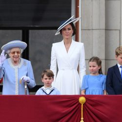 La reina Isabel II de Inglaterra está de pie con, de izquierda a derecha, el príncipe Carlos de Gales de Gran Bretaña, el príncipe Luis de Cambridge de Gran Bretaña, la duquesa Catalina de Cambridge de Gran Bretaña, la princesa Carlota de Cambridge de Gran Bretaña, el príncipe Jorge de Cambridge de Gran Bretaña, el príncipe Guillermo, duque de Cambridge de Gran Bretaña, para ver un desfile especial desde el balcón del Palacio de Buckingham después del desfile del cumpleaños de la reina, el Trooping the Colour, como parte de las celebraciones del jubileo de platino de la reina Isabel II, en Londres. | Foto:DANIEL LEAL / AFP