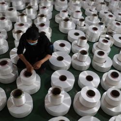 Un trabajador produce mallas de fibra en una fábrica de Binzhou, en la provincia oriental china de Shandong. | Foto:AFP