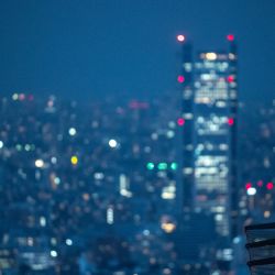 Un visitante se encuentra en la plataforma de observación de Shibuya Sky, un punto turístico en Tokio, ya que Japón anunció la reapertura de las fronteras a los turistas en visitas guiadas. | Foto:Philip Fong / AFP