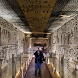 Un visitante toma fotos de las paredes y el techo decorados con jeroglíficos en KV11, la tumba del faraón Ramsés III (1186-1155 a.C.), en el Valle de los Reyes, en la orilla occidental del río Nilo, frente a la ciudad de Luxor, en el sur de Egipto. | Foto:AMIR MAKAR / AFP