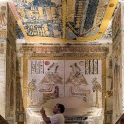 Un visitante toma fotos en KV9, la tumba de los faraones Ramsés V (1149-1145 a.C.) y Ramsés VI (1145-1137 a.C.), en el Valle de los Reyes, en la orilla occidental del río Nilo, frente a la ciudad sureña egipcia de Luxor. | Foto:AMIR MAKAR / AFP