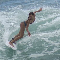 Una surfista entrena previo a la inauguración del torneo "Surf City El Salvador ISA World Junior Surfing Championship 2022" en la playa El Sunzal, en el departamento de La Libertad, El Salvador. | Foto:Xinhua/Alexander Peña