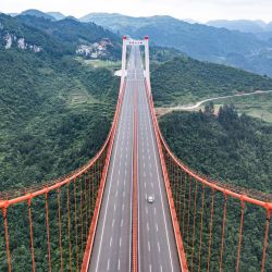 Vista aérea del gran puente Yangbaoshan a lo largo de la autopista Guiyang-Huangping, en la provincia de Guizhou, en el suroeste de China. | Foto:Xinhua/Tao Liang