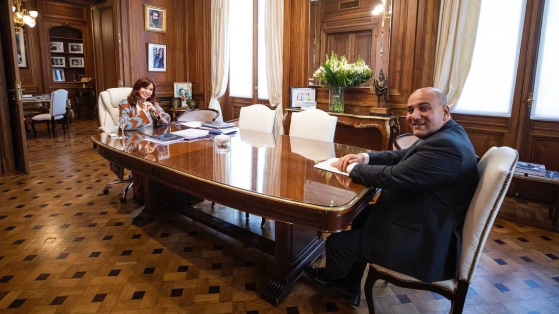 Before entering the chamber to present his report, Manzur was received by Vice President Cristina Fernández de Kirchner in her office.
