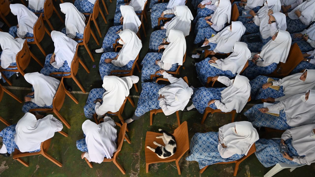 Estudiantes musulmanes asisten a una ceremonia durante una visita de miembros de la Banda de Nottinghamshire de los Ingenieros Reales en un internado musulmán en Yakarta, Indonesia, para celebrar el Jubileo de Platino de la Reina Isabel II de Gran Bretaña que marca su 70º año en el trono. | Foto:ADEK BERRY / AFP
