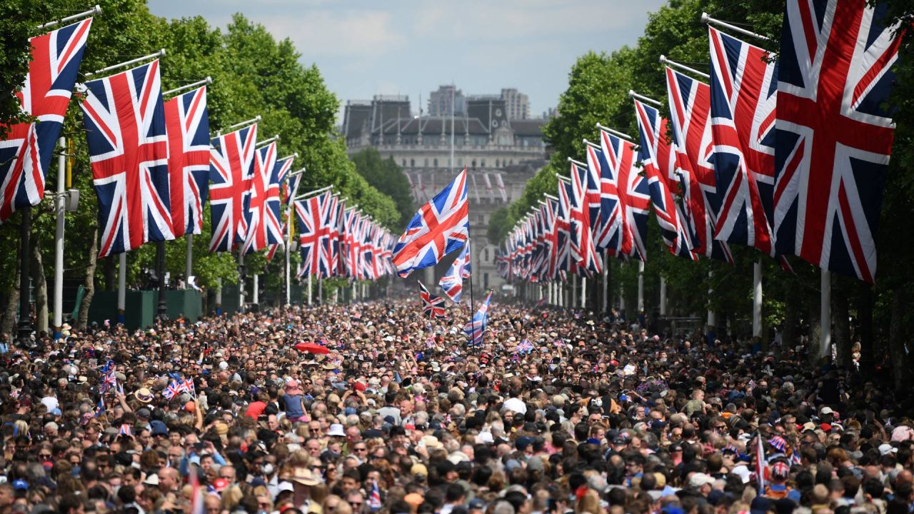 Miembros del público llenan The Mall antes de un desfile aéreo durante el desfile del cumpleaños de la Reina, el Trooping the Colour, como parte de las celebraciones del Jubileo de Platino de la Reina Isabel II, en Londres. | Foto:Daniel Leal / varias fuentes / AFP