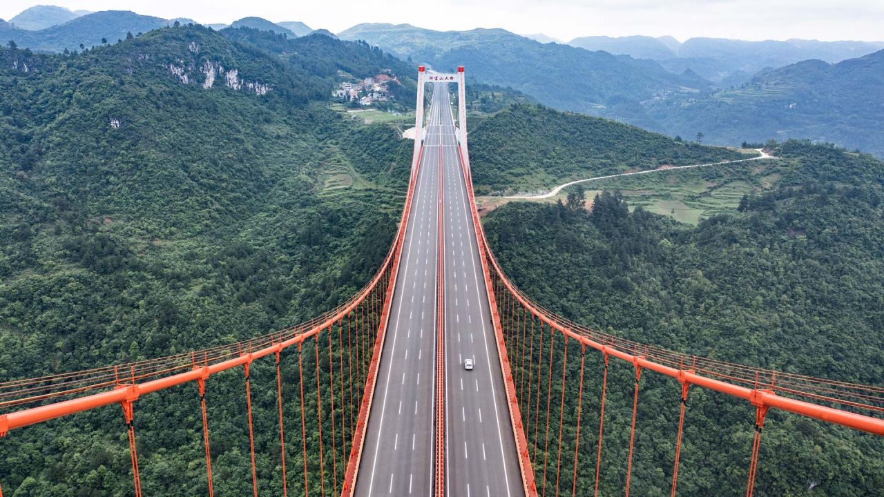 Vista aérea del gran puente Yangbaoshan a lo largo de la autopista Guiyang-Huangping, en la provincia de Guizhou, en el suroeste de China. | Foto:Xinhua/Tao Liang