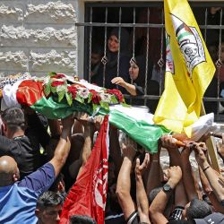 Dolientes palestinos llevan el cuerpo de Odeh Odeh, de 17 años, que fue alcanzado en el pecho el día anterior por lo que, según el Ministerio de Sanidad palestino, fue una bala israelí, durante su funeral en el pueblo de Al-Madiya. | Foto:ABBAS MOMANI / AFP
