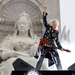 El guitarrista británico Brian May actúa en la Fiesta del Platino en el Palacio de Buckingham como parte de las celebraciones del jubileo de platino de la reina Isabel II. | Foto:Jonathan Buckmaster / POOL / AFP