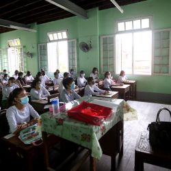 Imagen de estudiantes asistiendo al primer día de clases en el año académico 2022-2023 en una escuela, en Yangón, Myanmar. | Foto:Xinhua/U Aung