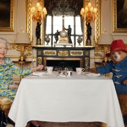 La fotografía muestra a la reina Isabel II y al oso Paddington tomando un té con crema en el Palacio de Buckingham. | Foto:BUCKINGHAM PALACE / AFP