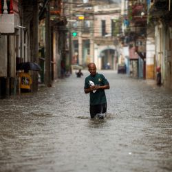 Un hombre camina por una calle inundada de La Habana. - El remanente del huracán Agatha está provocando lluvias intensas y persistentes en las provincias occidentales y centrales de Cuba. | Foto:YAMIL LAGE / AFP