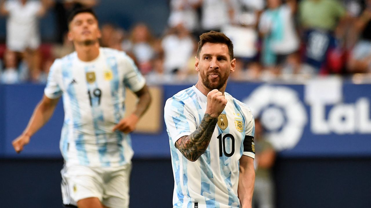 El delantero argentino Lionel Messi celebra tras marcar el primer gol de su equipo durante el partido de fútbol amistoso internacional entre Argentina y Estonia en el estadio El Sadar de Pamplona. | Foto:ANDER GILLENEA / AFP