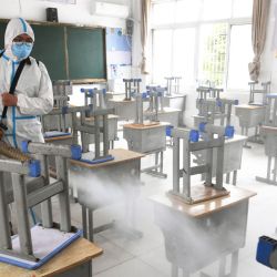 Esta foto muestra a un trabajador rociando desinfectante en una escuela antes de los exámenes de ingreso a la universidad en China, en Bozhou, en la provincia oriental china de Anhui. | Foto:AFP