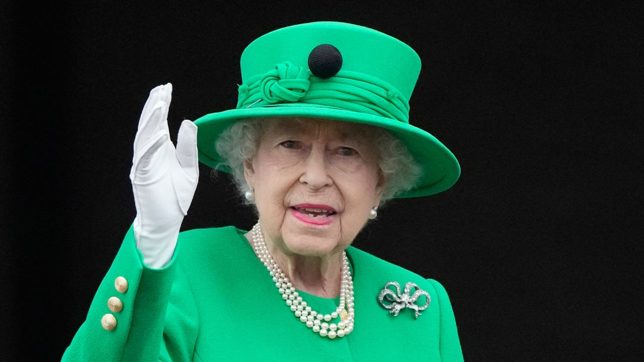 La reina Isabel II de Gran Bretaña saluda a la multitud desde el balcón del Palacio de Buckingham al final del desfile de platino en Londres como parte de las celebraciones del jubileo de platino de la reina Isabel II. | Foto:Frank Augstein / POOL / AFP