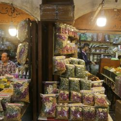 Comerciantes sirios son fotografiados en sus tiendas en un mercado de la ciudad vieja de la capital, Damasco. | Foto:LOUAI BESHARA / AFP