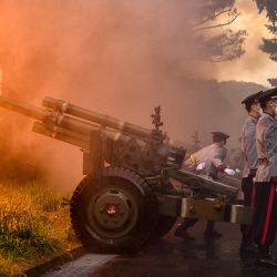 Los cañones disparan una salva de veintiún cañones en el Cementerio Nacional mientras Corea del Sur celebra el Día de la Memoria, que honra a los que murieron durante la Guerra de Corea de 1950-53 y en otras operaciones mientras servían a su país, en Seúl. | Foto:ANTHONY WALLACE / AFP