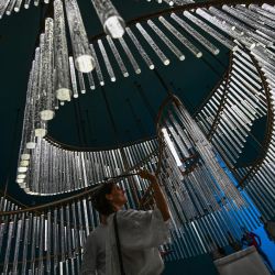 Los visitantes ven "Composition in Crystal", una instalación interactiva de luz y sonido del especialista checo en iluminación decorativa Preciosa Lighting, como parte del evento de diseño Fuorisalone 2022 en Milán. | Foto:MIGUEL MEDINA / AFP