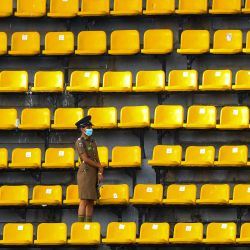 Una mujer policía vigila la tribuna de espectadores antes del comienzo del primer partido internacional de cricket Twenty20 entre Sri Lanka y Australia en el Estadio Internacional de Cricket R. Premadasa en Colombo. | Foto:ISHARA S. KODIKARA / AFP