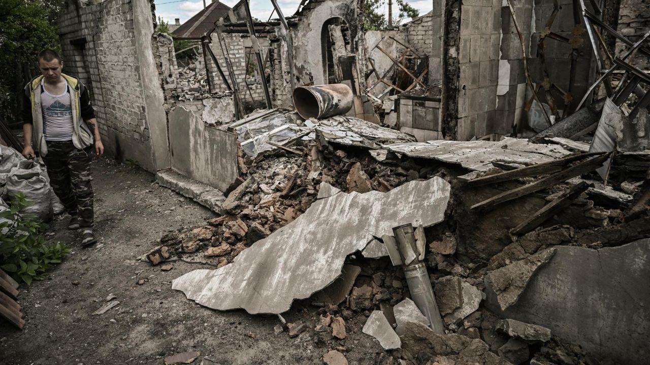 Ivan Sosnin, de 19 años, camina junto a su casa destruida en la ciudad de Lysychansk en la región oriental ucraniana de Donbas. | Foto:ARIS MESSINIS / AFP