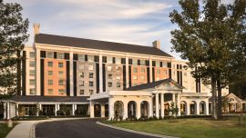 Alojarse en la casa de Elvis Presley, Graceland, es una aventura musical es histórica muy interesante.