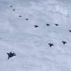 Esta foto tomada y proporcionada por el Ministerio de Defensa de Corea del Sur en Seúl muestra aviones de guerra surcoreanos, incluyendo cazas furtivos F-35, y aviones estadounidenses F-16 volando en formación táctica en el espacio aéreo sobre Corea del Sur, en respuesta a las pruebas de misiles de Corea del Norte. | Foto:Handout / Ministerio de Defensa de Corea del Sur / AFP