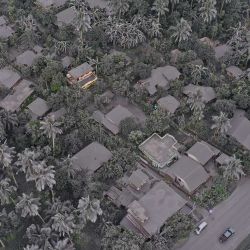 Esta foto de mano tomada y publicada por la Oficina Provincial de Información Pública de Sorsogon muestra casas cubiertas de ceniza y vegetación en la ciudad de Juban, provincia de Sorsogon, después de que el volcán Bulusan entrara en erupción enviando una columna de ceniza sobre la zona. | Foto:Handout / Oficina Provincial de Información Pública de Sorsogon / AFP