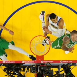 Daniel Theis de los Boston Celtics rebota el balón durante el tercer cuarto contra los Golden State Warriorsen el segundo partido de las Finales de la NBA 2022 en el Chase Center en San Francisco, California. | Foto:Ezra Shaw/Getty Images/AFP