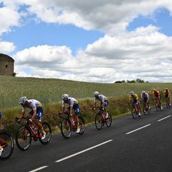 El pelotón rueda en la tercera etapa de la 74ª edición de la carrera ciclista Criterium du Dauphine, de 169 km entre Saint-Paulien y Chastreix-Sancy. | Foto:MARCO BERTORELLO / AFP