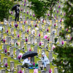 La gente visita las tumbas en el Cementerio Nacional mientras Corea del Sur celebra el Día de la Memoria, que honra a los que murieron durante la Guerra de Corea de 1950-53 y en otras operaciones mientras servían a su país, en Seúl. | Foto:ANTHONY WALLACE / AFP