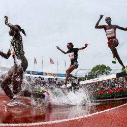 La ugandesa Peruth Chemutai, la etíope Sembo Alemayehu y la keniana Celliphine Chespol compiten en los 3.000 metros obstáculos femeninos de la reunión de atletismo de los Juegos FBK de la IAAF en Hengelo. | Foto:Vincent Jannink / ANP / AFP