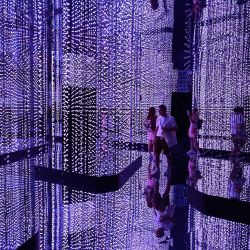 Los visitantes observan una instalación de luz de Haier en la sede de Tortona del evento de diseño Fuorisalone 2022 en Milán. | Foto:MIGUEL MEDINA / AFP